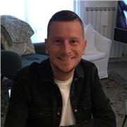 Laureato in traduzione impartisce lezioni di inglese e spagnolo a studenti di scuole medie e superiori